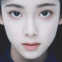 Pemilik nama lengkap Olivia Angel ini debut di bawah naungan A2O Entertainment, agensi yang didirikan pendiri SM Entertainment Lee Soo Man. Netizen menyorot bagaimana Lee Soo Man dapat menemukan garis berwajah mirip dalam grup bentukannya. Foto: dok. Instagram @a2o.lite