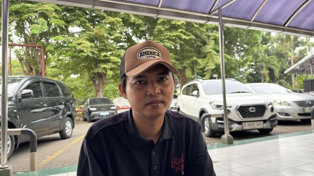 Menantu dari sopir ojol yang ditabrak oleh BYD di Blok M., Senin (26/10/2026).