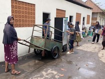 Gelombang Tinggi Terjang Lapak Pedagang di Pantai Kusamba Klungkung