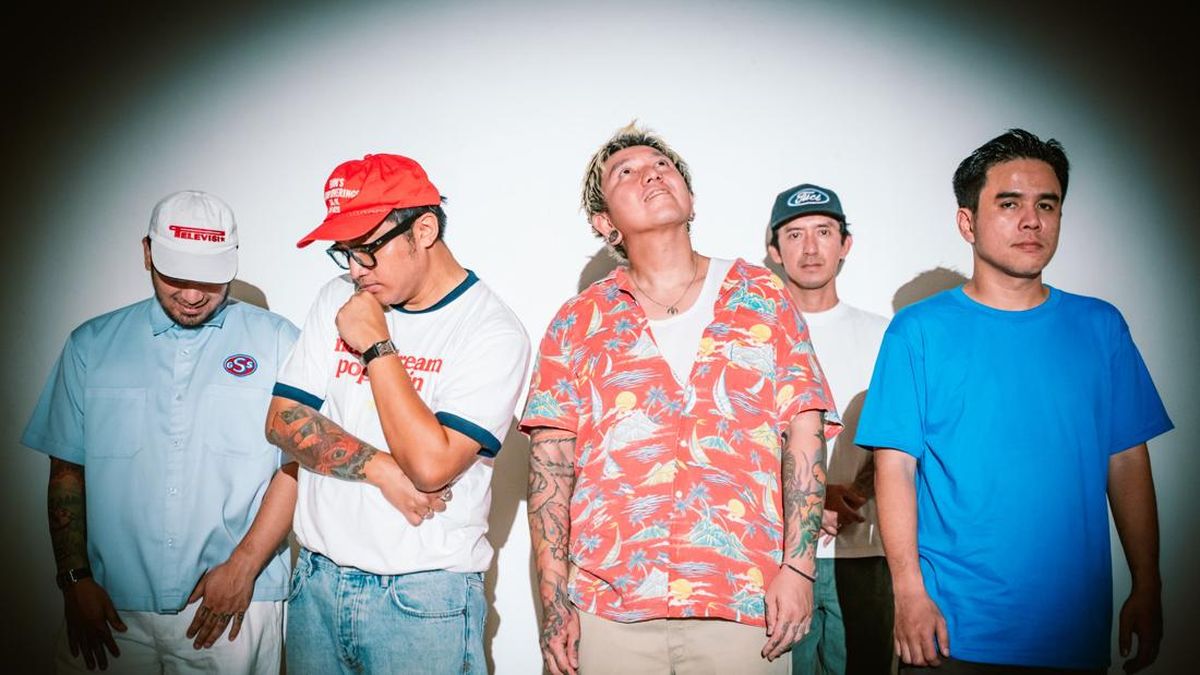 並んで立つPee Wee Gaskinsのメンバー5人
