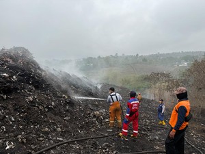 Asap Tebal hingga Arah Angin Hambat Pemadaman TPA Supiturang Malang