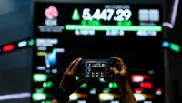 Kemudian indeks saham berhasil memangkas pelemahan menjadi 0,19% ke level 5.429,18 pukul 09.10 WIB. Volume perdagangan pagi ini tercatat sebesar 2,67 miliar dengan nilai transaksi sebesar Rp 1,01 triliun. Frekuensi saham yang diperdagangkan tercatat sebanyak 180.722 kali. ANTARA FOTO/Asprilla Dwi Adha 