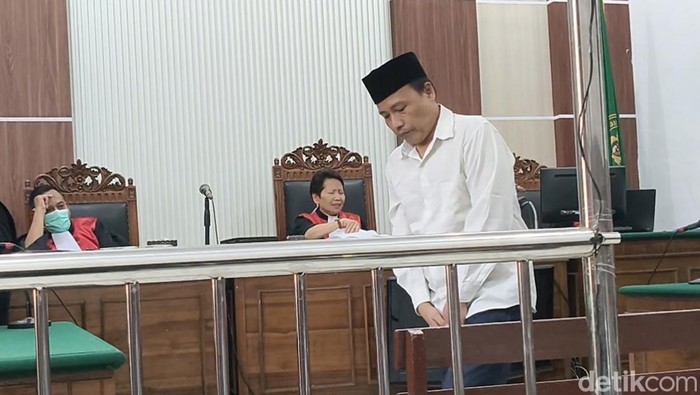 Rohman, terdakwa pembunuhan di Jalan Pragoto saat sidang di PN Surabaya
