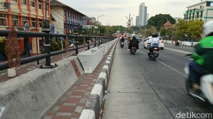 Penampakan salah satu sisi flyover Purwosari Solo yang dipasangi pot bunga, Senin (26/10/2026).