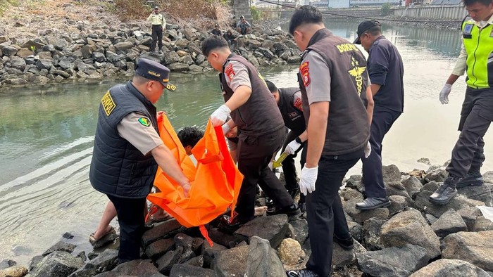 Penemuan mayat pria di kanal CPI Makassar.
