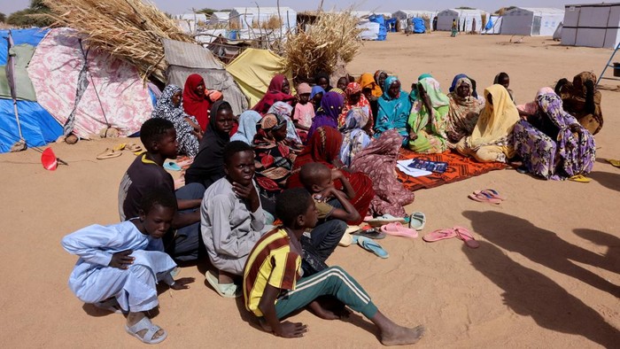 Pengungsi Sudan Antre Air Bersih, Anak-anak Bertahan di Kamp Chad Kehidupan para pengungsi Sudan di Kamp Pengungsi Iridimi, wilayah Wadi Fira, Chad timur, diwarnai perjuangan untuk memenuhi kebutuhan dasar. Di tengah konflik yang masih berlangsung di negara asal mereka, para pengungsi harus bertahan hidup jauh dari rumah, termasuk berjuang mendapatkan air bersih. REUTERS/Amr Abdallah Dalsh