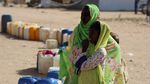 Pengungsi Sudan Antre Air Bersih, Anak-anak Bertahan di Kamp Chad Pengungsi Sudan Antre Air Bersih, Anak-anak Bertahan di Kamp Chad