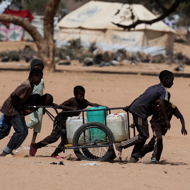 Pengungsi Sudan Antre Air Bersih, Anak-anak Bertahan di Kamp Chad
