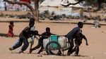 Pengungsi Sudan Antre Air Bersih, Anak-anak Bertahan di Kamp Chad Pengungsi Sudan Antre Air Bersih, Anak-anak Bertahan di Kamp Chad