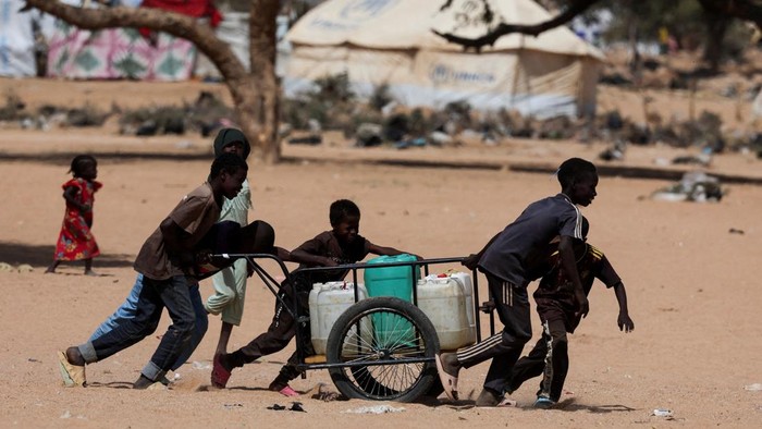 Pengungsi Sudan Antre Air Bersih, Anak-anak Bertahan di Kamp Chad Kehidupan para pengungsi Sudan di Kamp Pengungsi Iridimi, wilayah Wadi Fira, Chad timur, diwarnai perjuangan untuk memenuhi kebutuhan dasar. Di tengah konflik yang masih berlangsung di negara asal mereka, para pengungsi harus bertahan hidup jauh dari rumah, termasuk berjuang mendapatkan air bersih. REUTERS/Amr Abdallah Dalsh