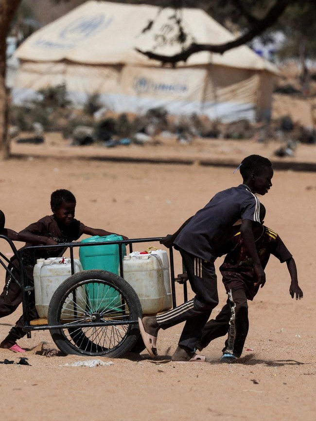 Pengungsi Sudan Antre Air Bersih, Anak-anak Bertahan di Kamp Chad