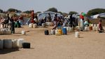 Pengungsi Sudan Antre Air Bersih, Anak-anak Bertahan di Kamp Chad Pengungsi Sudan Antre Air Bersih, Anak-anak Bertahan di Kamp Chad
