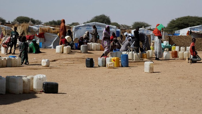 Pengungsi Sudan Antre Air Bersih, Anak-anak Bertahan di Kamp Chad Kehidupan para pengungsi Sudan di Kamp Pengungsi Iridimi, wilayah Wadi Fira, Chad timur, diwarnai perjuangan untuk memenuhi kebutuhan dasar. Di tengah konflik yang masih berlangsung di negara asal mereka, para pengungsi harus bertahan hidup jauh dari rumah, termasuk berjuang mendapatkan air bersih. REUTERS/Amr Abdallah Dalsh