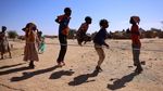 Pengungsi Sudan Antre Air Bersih, Anak-anak Bertahan di Kamp Chad Pengungsi Sudan Antre Air Bersih, Anak-anak Bertahan di Kamp Chad