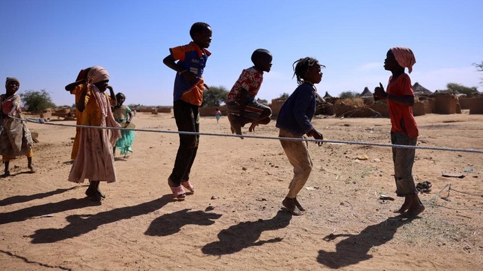 Pengungsi Sudan Antre Air Bersih, Anak-anak Bertahan di Kamp Chad Kehidupan para pengungsi Sudan di Kamp Pengungsi Iridimi, wilayah Wadi Fira, Chad timur, diwarnai perjuangan untuk memenuhi kebutuhan dasar. Di tengah konflik yang masih berlangsung di negara asal mereka, para pengungsi harus bertahan hidup jauh dari rumah, termasuk berjuang mendapatkan air bersih. REUTERS/Amr Abdallah Dalsh