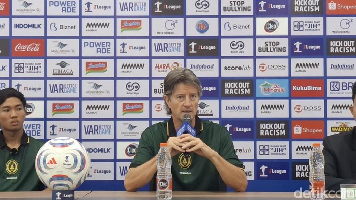 Pelatih PSS Sleman, Pieter Huistra saat jumpa pers jelang laga vs Borneo di Stadion Maguwoharjo, Sleman, Senin (26/10/2026).