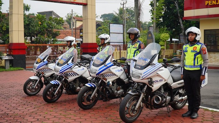 Polisi melakukan apel gelar pasukan Operasi Patuh Lodaya di Kabupaten Bandung