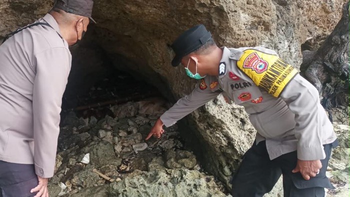 Polisi melakukan olah TKP penemuan kerangka manusia di tepi pantai Selayar.