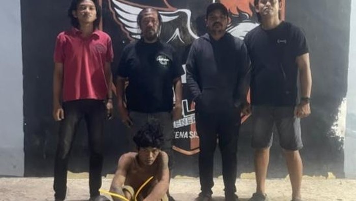 Polisi menangkap maling di toko baju dan kosmetik di Jeneponto.