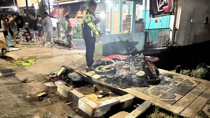 Polisi mendatangi lokasi dua motor tabrakan di Muba