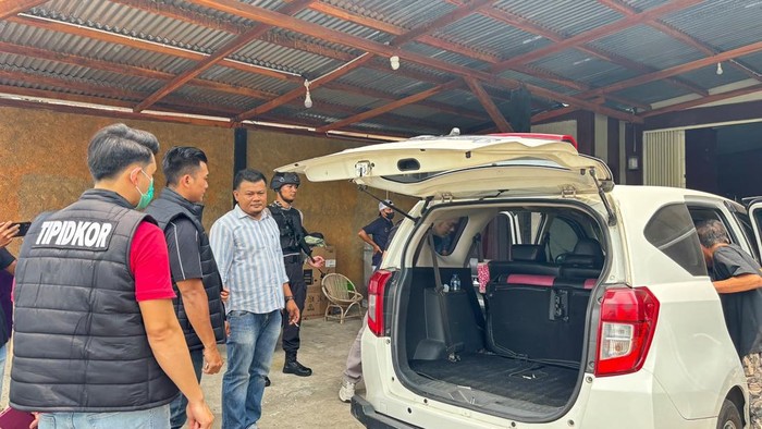 Polisi menggeledah rumah tersangka kasus korupsi Disparpora Kepahiang