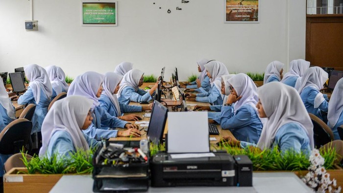 Potret Pelaksanaan TKA 2026 di Bandung, 3,86 Juta Peserta Terdaftar Pelajar mengikuti Tes Kemampuan Akademik (TKA) di SMK Negeri 1, Bandung, Jawa Barat, Senin (26/10/2026). Kementerian Pendidikan Dasar dan Menengah mencatat pendaftar yang tercatat untuk mengikuti TKA jenjang SMA/SMK/MA dan sederajat tahun 2026 adalah sebanyak 3.864.195 peserta atau mencapai 91,72 persen dari keseluruhan total 4.213.114 calon peserta yang terdata. ANTARA FOTO/Raisan Al Farisi/agr