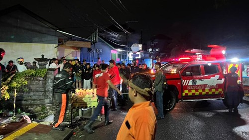 Proses evakuasi korban kecelakaan di Jalan Tangkuban Perahu, Denpasar, Bali, Senin (26/10/2026). (Foto: Dok. Polresta Denpasar)