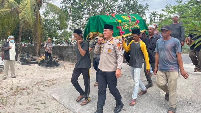Proses pemakaman korban ledakan di Belitung.