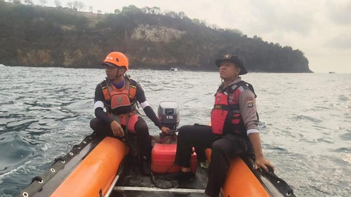 Proses pencarian hari kedua pemancing yang hilang di Pantai Bukit Asah, Karangasem, Bali, Senin (26/10/2026). (Foto: Dok. Basarnas Karangasem)