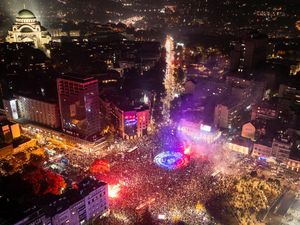 Rakyat Serbia Rayakan Tumbangnya Vucic yang Berkuasa Sejak 2014