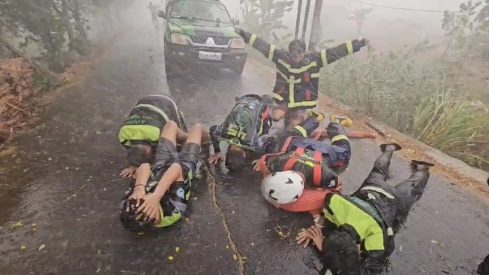 Relawan pemadam karhutla di Martapura sujud syukur begitu hujan turun.