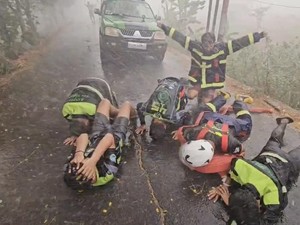 Hujan Akhirnya Guyur Martapura Kalteng, Relawan Karhutla Sujud Syukur