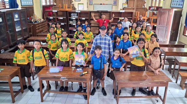 Rio Christiawan mendongeng Crombo & Loni bersama anak-anak di SD Negeri 1 Ubud (23/10)