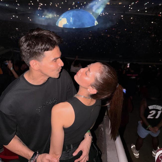 Makin Mesra! Potret Ririn Dwi Ariyanti-Jonathan Frizzy Nonton Konser Kanye West
