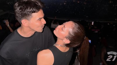 Makin Mesra! Potret Ririn Dwi Ariyanti-Jonathan Frizzy Nonton Konser Kanye West