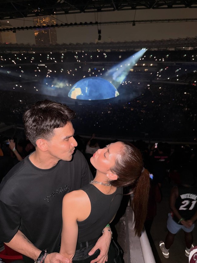 Makin Mesra! Potret Ririn Dwi Ariyanti-Jonathan Frizzy Nonton Konser Kanye West