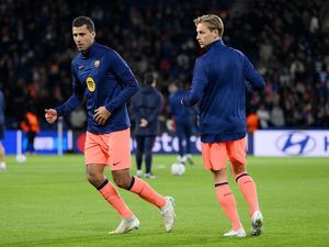 De Jong Tak Masalah Harus Bersaing dengan Rodri