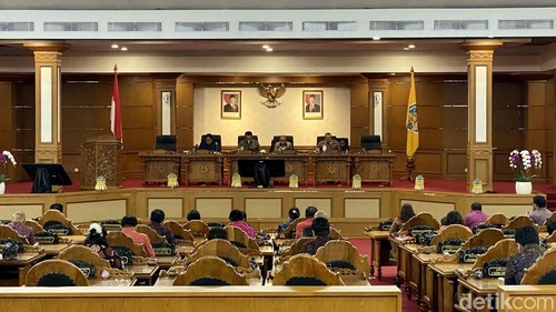 Ruang Sidang Utama Gedung DPRD Provinsi Bali tempat berlangsungnya Rapat Paripurna ke-55 DPRD Bali, Senin (26/10/2026).