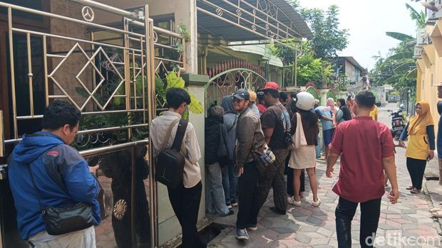 Rumah Dwi Bagus, TKP dugaan pembunuhan Dini dan anaknya oleh Dwi yang merupakan suami siri Dini di Kota Madiun. Rumah Dwi Bagus, TKP dugaan pembunuhan Dini dan anaknya oleh Dwi yang merupakan suami siri Dini di Kota Madiun.