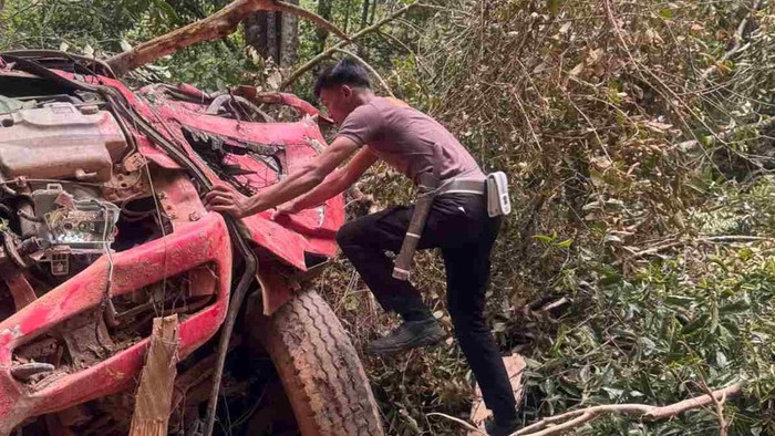 Truk Kontainer Masuk Jurang 50 Meter di Mamasa, 1 Orang Tewas