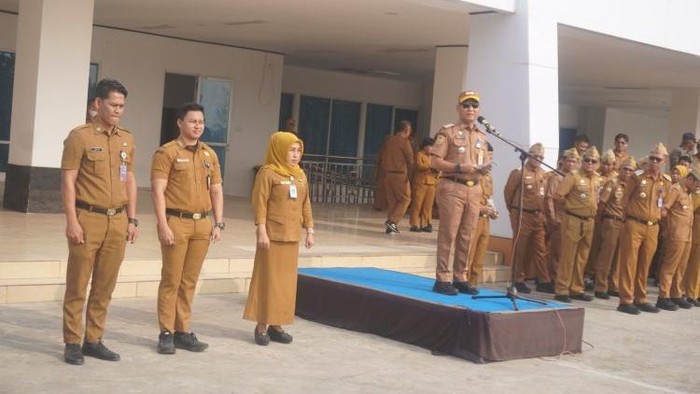 Sekretaris Daerah (Sekda) Kota Kendari Amir Hasan saat memimpin Apel Gabungan ASN di Lapangan Upacara Kantor Balai Kota Kendari, Senin (26/10/2026).