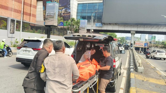 Seorang pengendara sepeda motor berinisial MTRR (24) tutup usia usai mengalami kecelakaan di Jalan Metro Pondok Indah, Jaksel. (dok Istimewa)