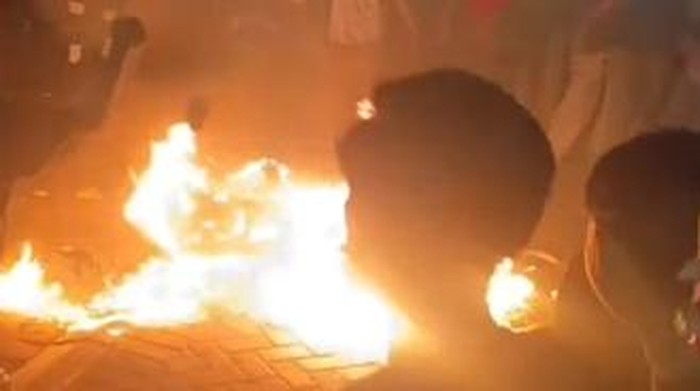 Sepeda motor jenis trail milik anggota geng motor dibakar massa di Makassar.