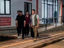 Seskab Teddy Kunjungi Sekolah Rakyat, Nyanyi Bareng hingga Cek Asrama