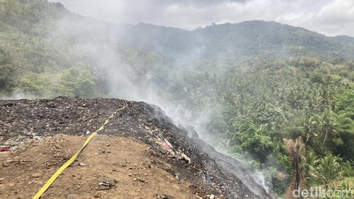 Sisa asap tumpukan sampah di TPA Sente yang terbakar di Desa Pikat, Kecamatan Dawan, Klungkung, Bali, Senin (26/10/2026).