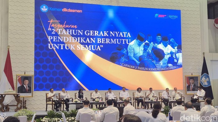 Taklimat Media Capaian 2 tahun Kemendikdasmen, di Gedung A Kemendikdasmen, Jakarta Pusat, Senin (26/10/2026).