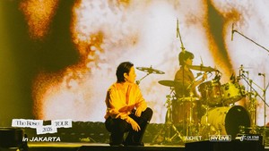 Para member bersinar dengan caranya masing-masing, memainkan instrumen sesuai jabatan: Woosung/Sammy di vokal utama dan gitar, Dojoon/Leo di kibor dan vokal, Hajoon/Dylan di drum, dan Taegyeom/Jeff di bass. (Foto: dok. CK Star Entertainment)