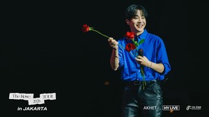 Dojoon bikin kejutan dengan menyampaikan pesan hangat dalam bahasa Indonesia kepada Black Rose. “Bisa membuat musik dan menyebarkannya ke seluruh dunia adalah sebuah anugerah yang luar biasa. Terima kasih atas semua cinta dan dukungan kalian selama sembilan tahun terakhir. Berkat kalian, kami bisa berdiri di sini hari ini. Kami sangat bahagia, bahkan rasanya bisa mengatakan bahwa kalian semua adalah The Rose,” katanya. (Foto: dok. CK Star Entertainment)