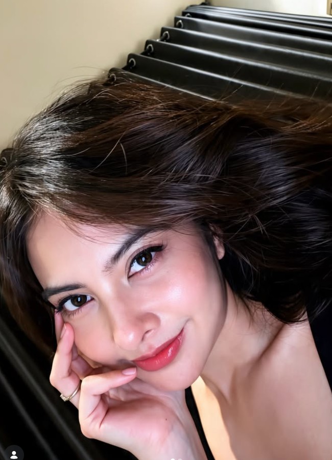 Jadi makin glowing dan bebas kerutan, Tiwi semakin terlihat awet muda di usianya yang sudah menginjak 40 tahun. &ldquo;Cantik bangeett,&rdquo; tulis salah satu komentar. &ldquo;Kirain bakal berubah wajah tiwinya ...trnyata tidak ...dan ini Masya Allah tabarakallah ...tambah cantik wi....&rdquo; komentar lain.&nbsp;Foto: Instagram/@tentangtiwi/@indonesia_banobagi