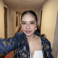 Tiwi pun terlihat semakin percaya diri memamerkan penampilannya di depan kamera. Ditambah dengan tubuhnya yang langsing, penampilannya tak kalah dengan para wanita yang berusia jauh di bawahnya.&nbsp;Foto: Instagram/@tentangtiwi/@indonesia_banobagi